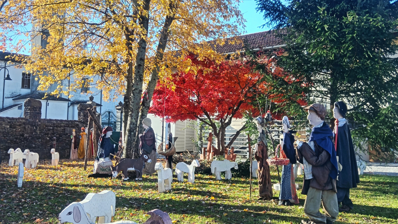 Il presepe in fase di allestimento nel Giardino di Villa Nachini a Corno di Rosazzo.